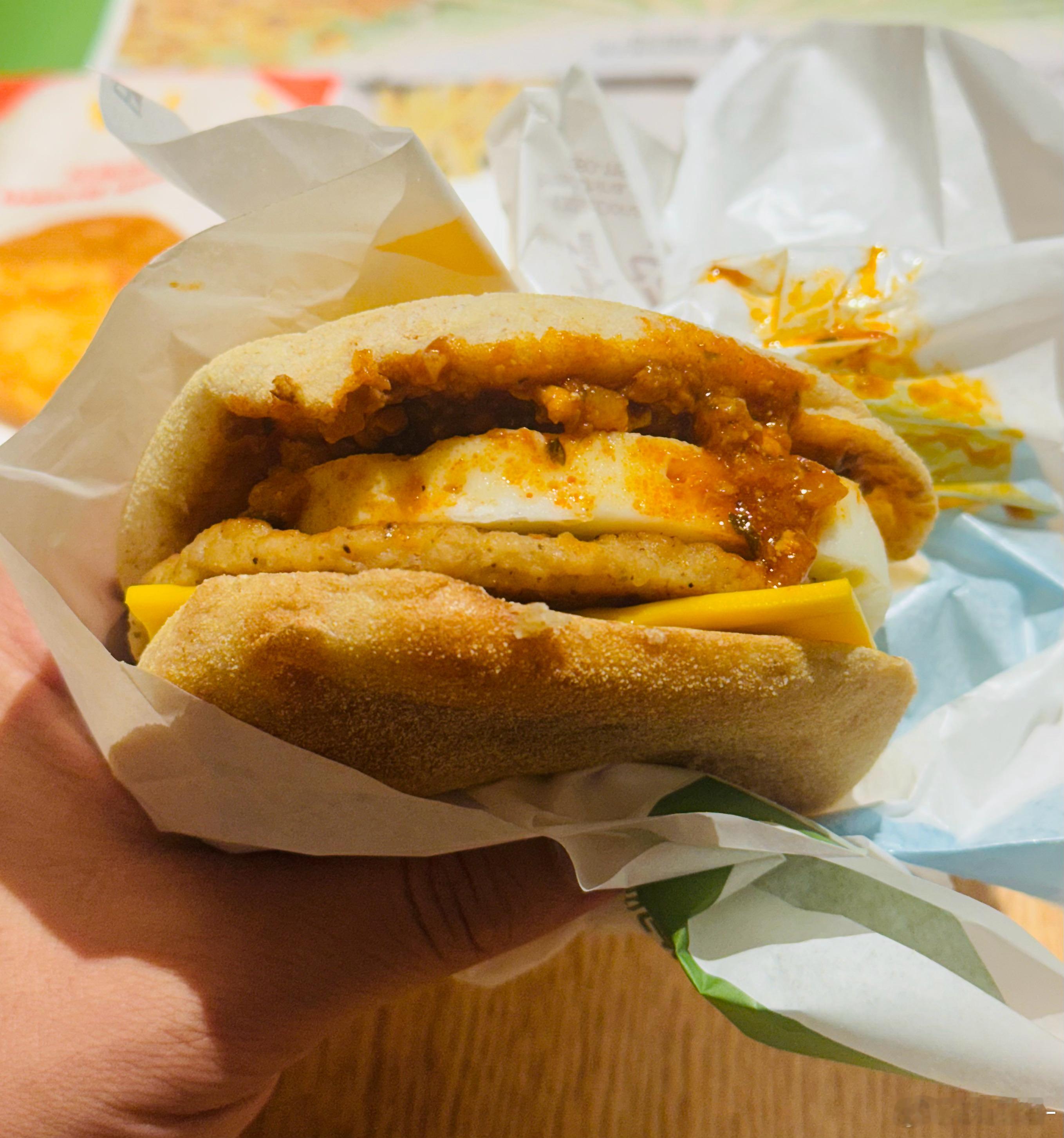 困了累了 吃麦记饿货 来个麦当劳吧今天早上不吃饭 吃饭只吃麦当劳麦当劳堡 有点咸
