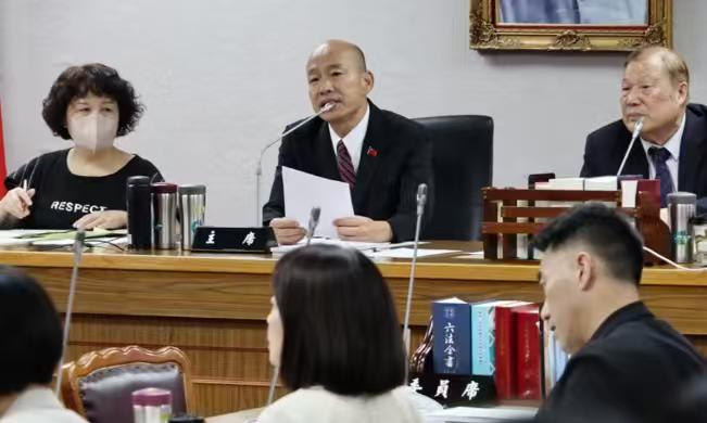 傅崐萁宣布重磅决定，韩国瑜尴尬了，两人罕见向韩国瑜开火

日前，韩国瑜怒骂傅崐萁