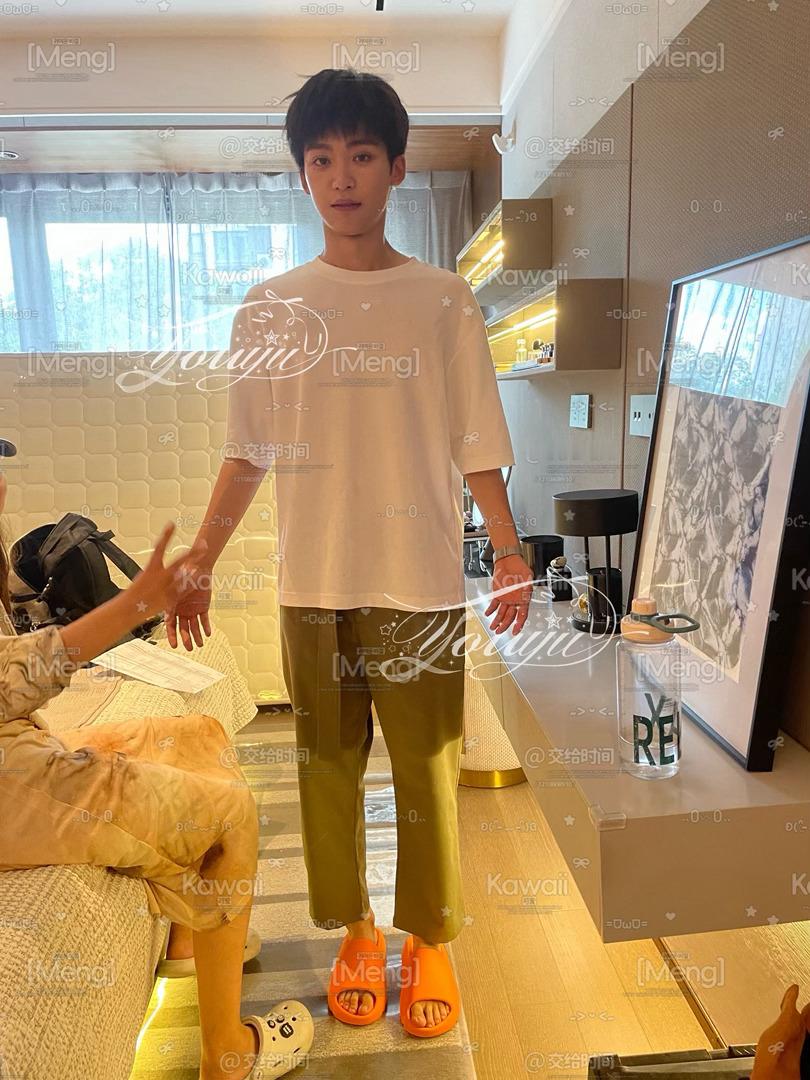 左边是老爸助理，右边是老爸水杯，中间是老爸宝贝