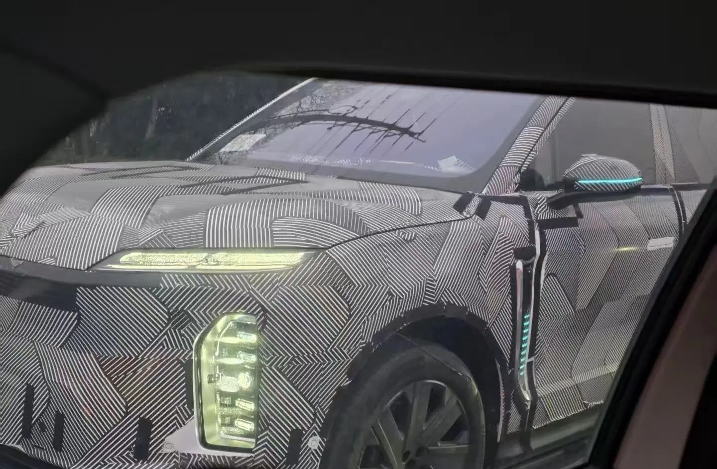 在📕上刷到蔚来 ES9 的路透图，后视镜和侧面都有小蓝灯，这下够醒目了不 