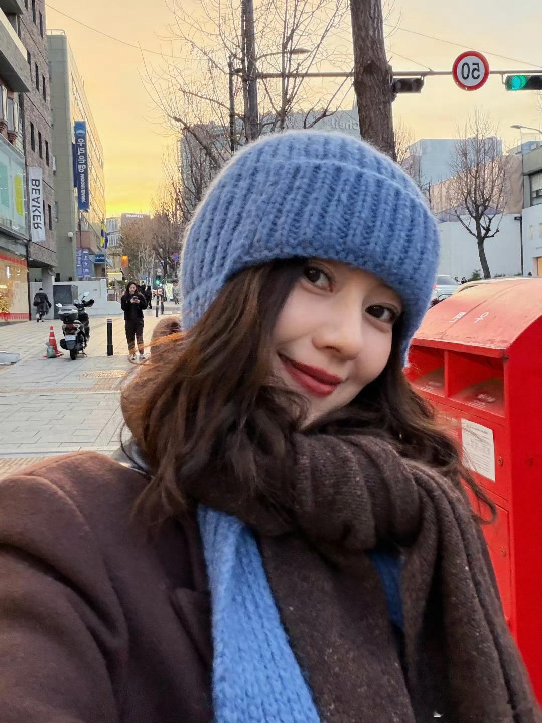 高圆圆 出片全靠闺蜜 高圆圆韩街漫步美照好绝！闺蜜抓拍定格灵动瞬间，温婉时髦穿搭