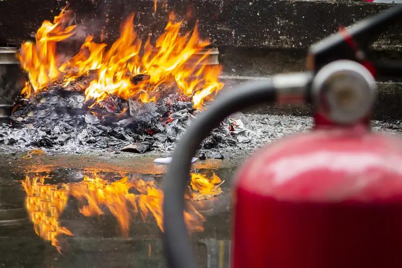 酒吧遇火灾如何逃生? 酒吧遇火灾，保命有诀窍。
酒吧人多、灯光暗，火灾时易混乱踩