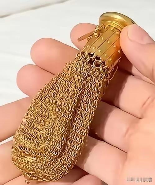 大嫂收拾侄女房间，从床上翻出个黄铜丝编的小袋子，一家子围在一起看了半天愣是没看明