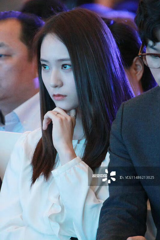 郑秀晶发了15岁的自己【郑秀晶】是视觉中国也是站姐头子 ​​​