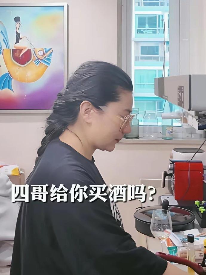 谢贤前女友如今怎么样了？
谢贤刚去世一个多月，他那位前女友已经回了内地，安家在河
