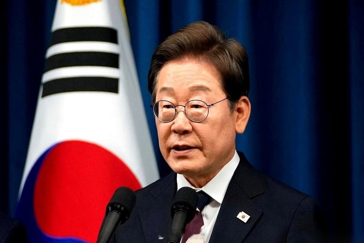 三字炸穿韩国政坛！李在明一句 “卖国贼”，全网瞬间炸锅。韩国政坛迎来一场猝不及防
