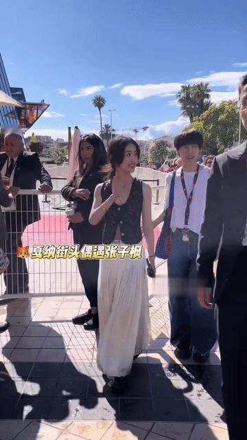都是小身板干巴瘦的身材，妹妹张子枫看着清清爽爽，真的像夏天吃着冰淇淋的感觉！周冬
