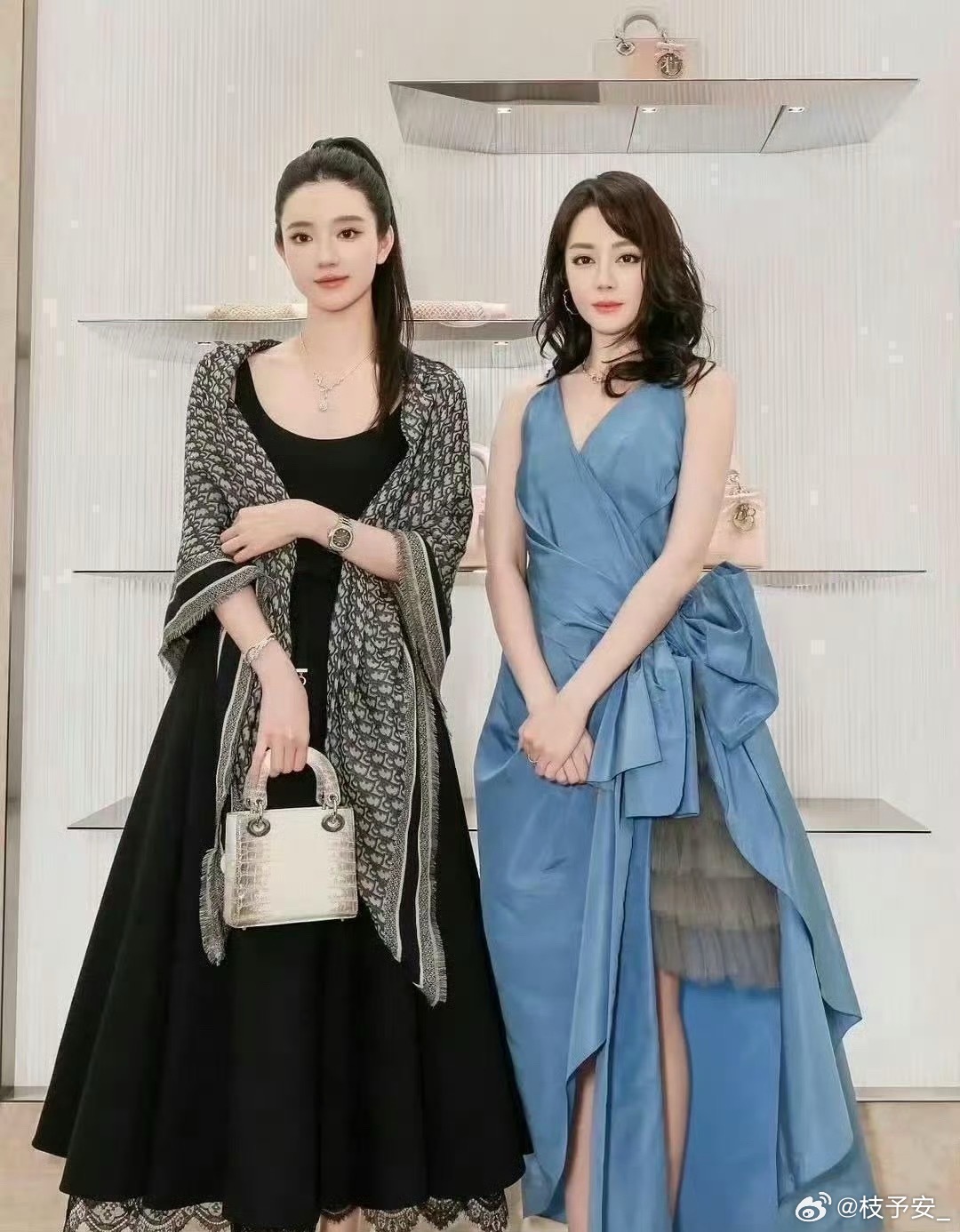 第一次见有女明星把和素人合照公开的  迪丽热巴颜值太顶了 