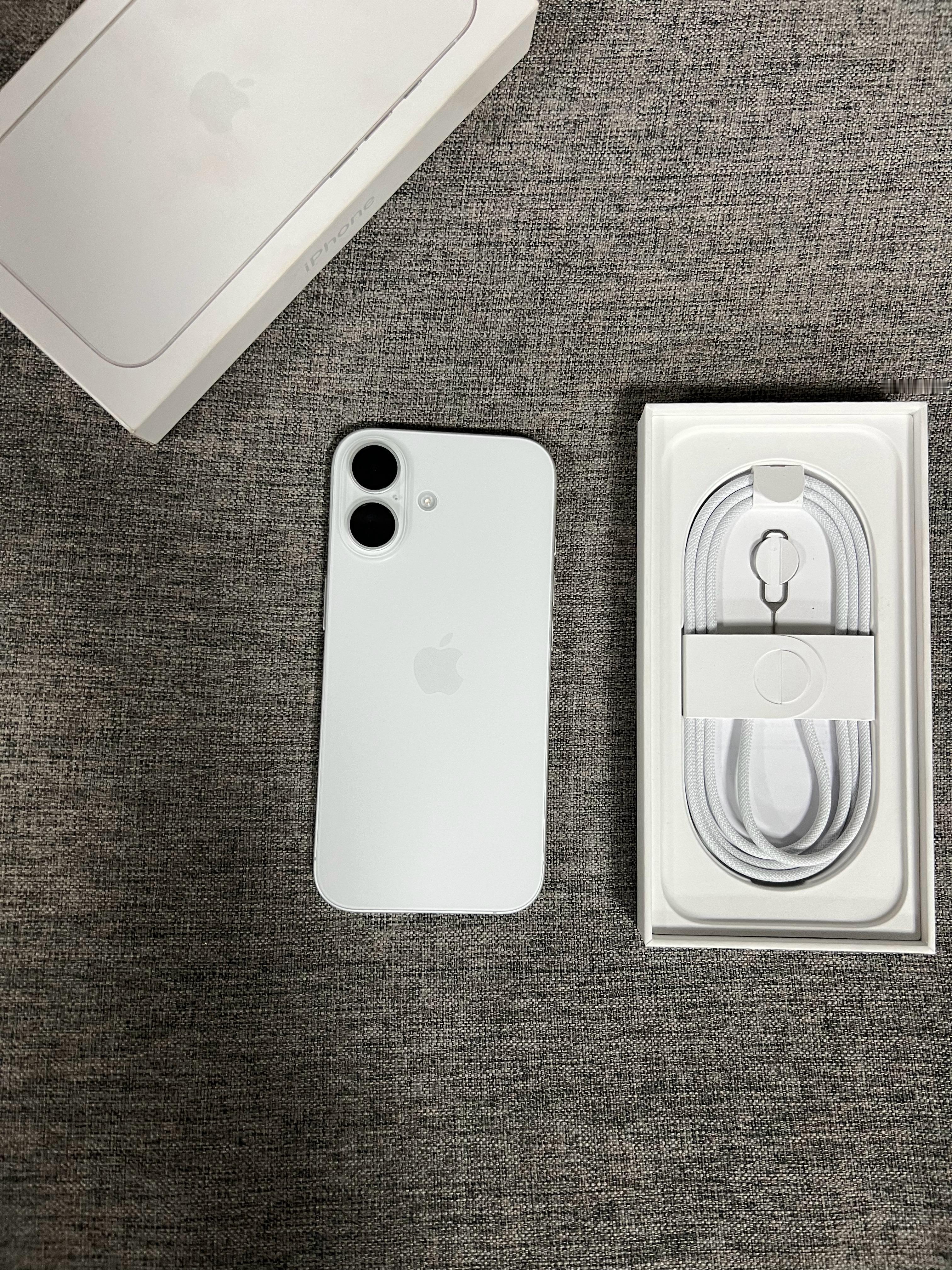 iPhone17 256G 白色，99新，🔋仅循环18次，效率100，盒子配件