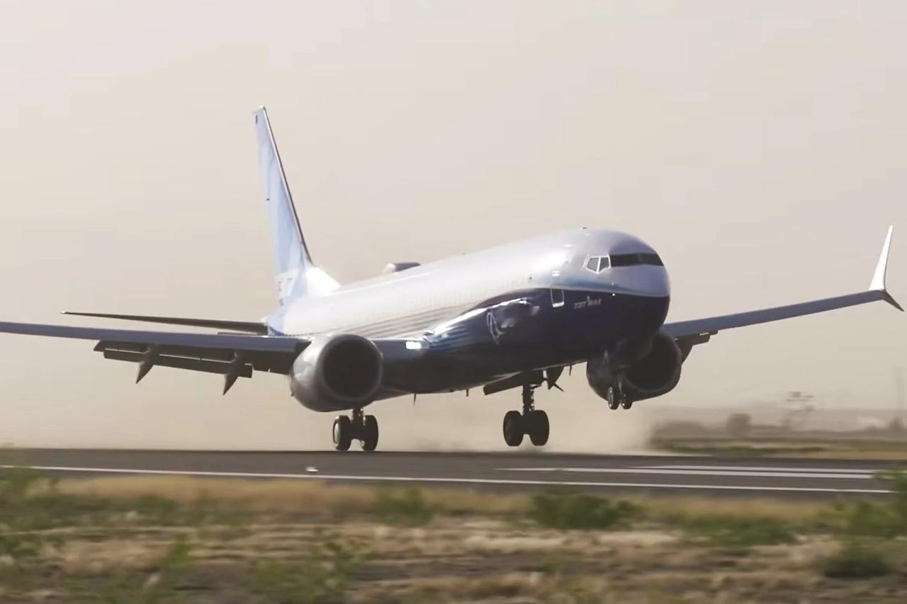 狂风里玩命测！737 MAX 10 侧风考验惊险过关，波音年底冲取证死磕 A32
