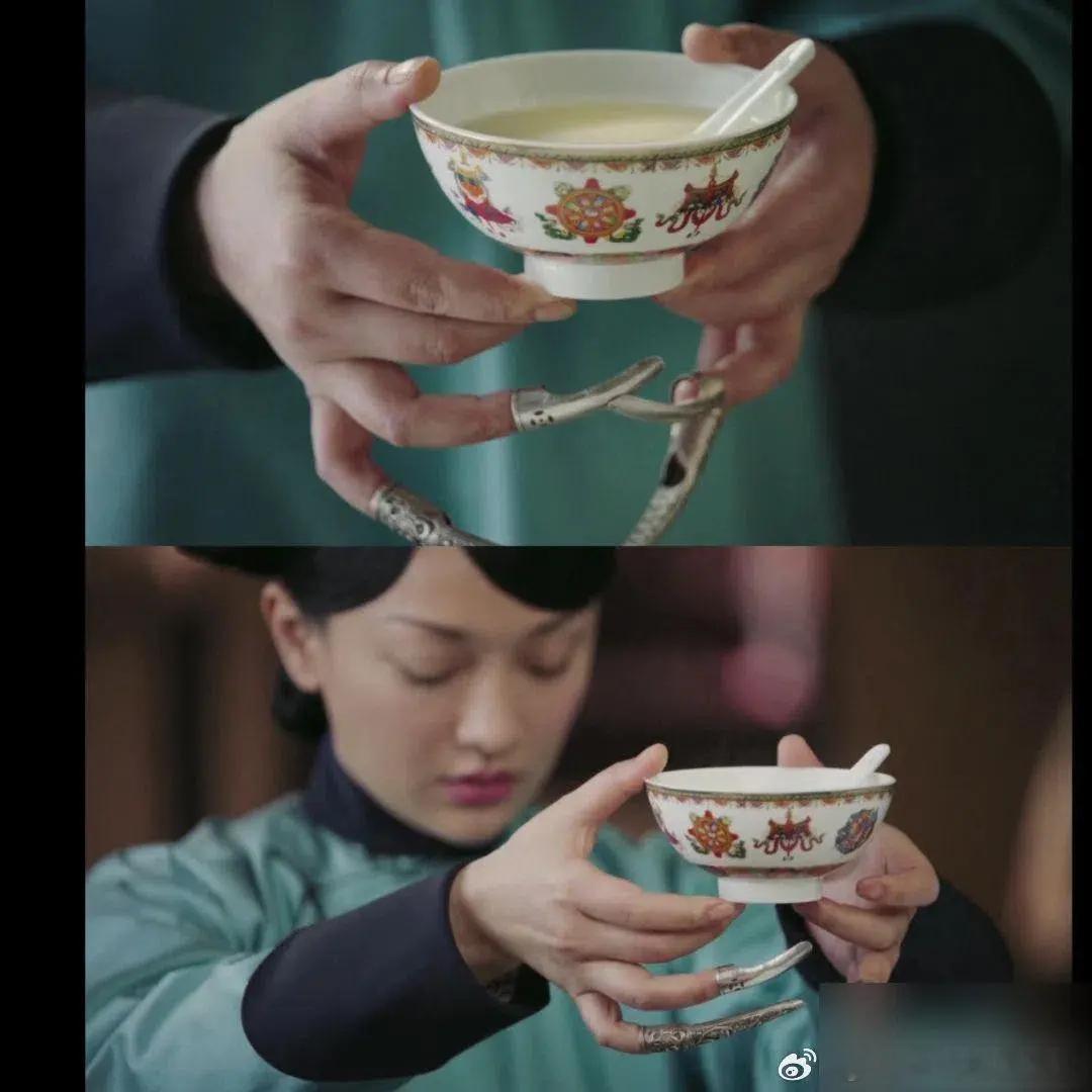 这碗底怎么这么烫，而且还挺高的。如果手指像琅嬅那样接触碗表面，就不会有吐槽和争议
