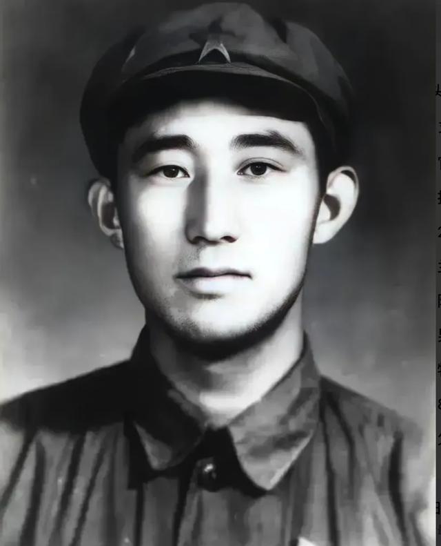 1949年，潜伏在敌人内部的地下党员吴荣森，已经引起了特务的怀疑，他察觉到危险后