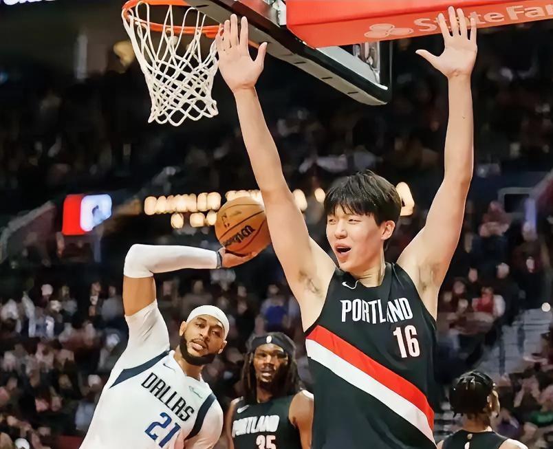 太令人失望了
对阵独行侠时，杨瀚森上场10分钟，竟“颗粒无收”，0分、0篮板、0