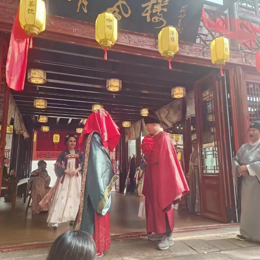 婚前恋爱属于短择关系（当然，这种短择的最终目标可能是长择），这时是男方占便宜，女
