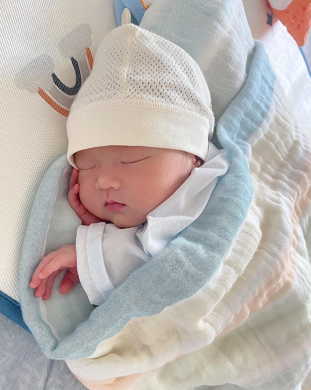 家人们，头回当婆婆遇上事了！

儿媳在医院生孩子，她爸妈、弟弟、弟媳都来看娃，又