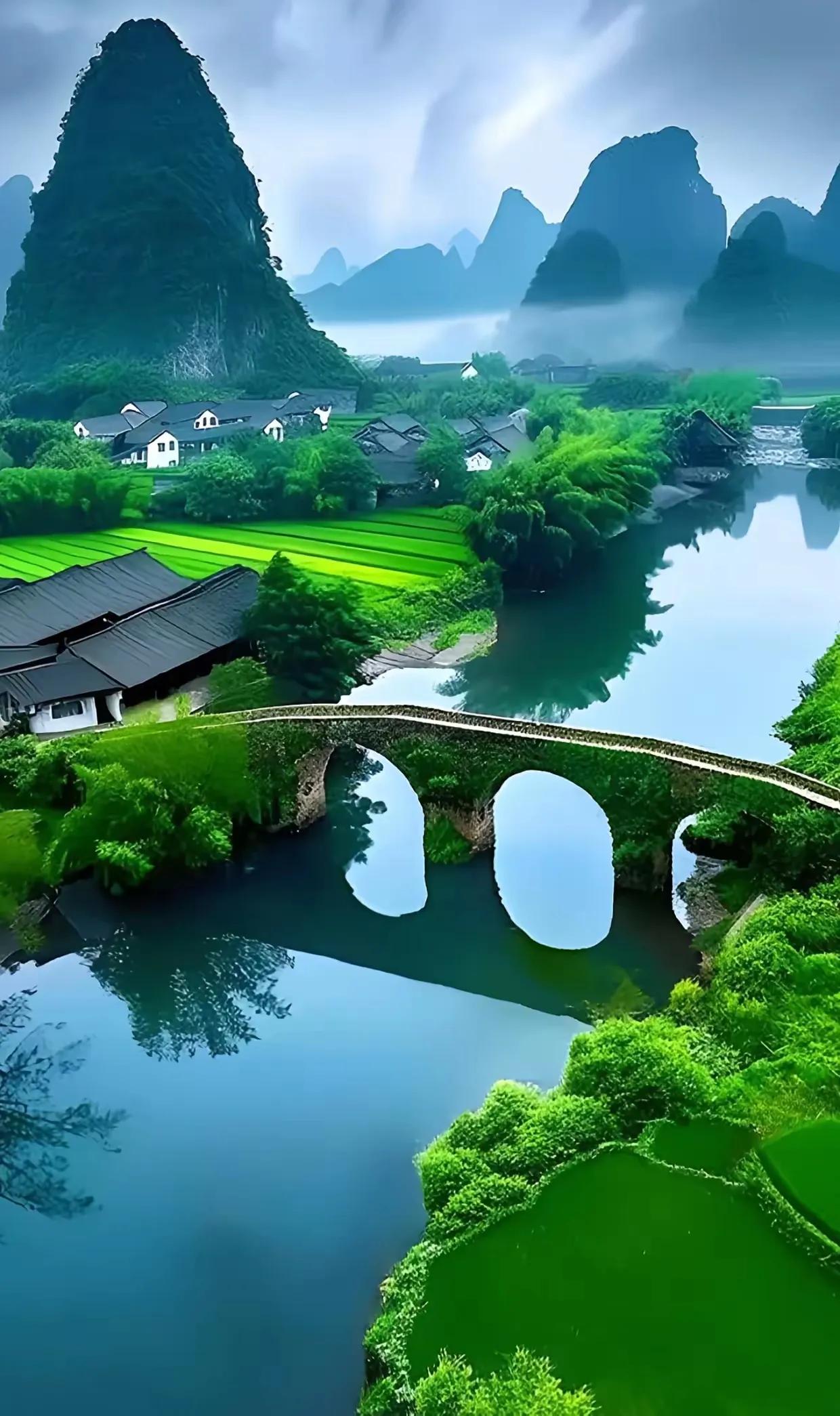 上联：水碧桥横乡村美；
下联：？？？