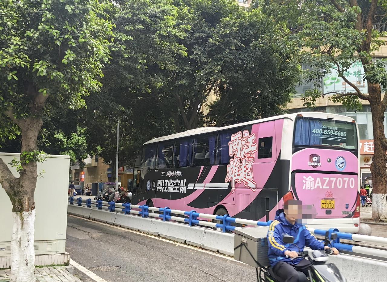 昨天一大早[吃瓜群众]竟然在大渡口步行街附近，看到两江临空的大巴[what]渝超