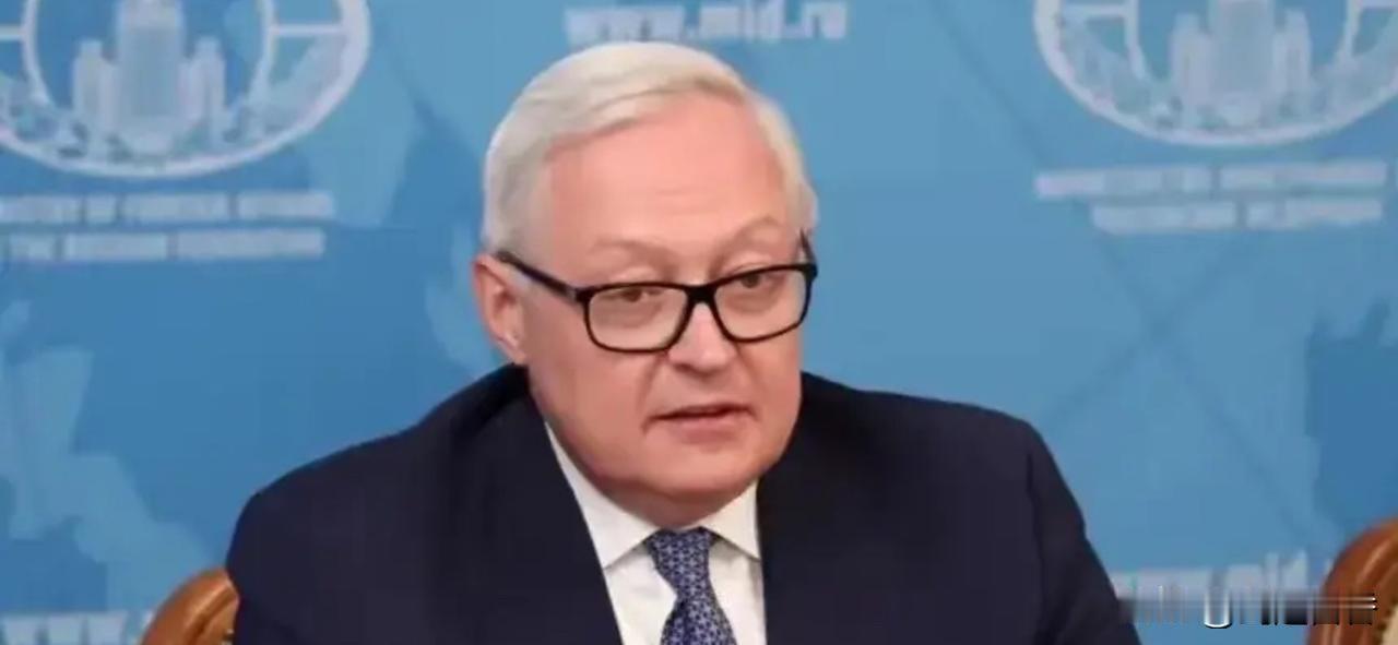 面对美国的100%关税，俄罗斯国家杜马国防委员会第一副主席茹拉夫廖夫嘲讽道，目前