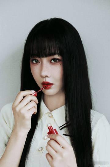 宣璐这不就是富江宣璐黑长直造型这不就是富江吗，这种恶女感也太带感了，姐姐眼神杀我