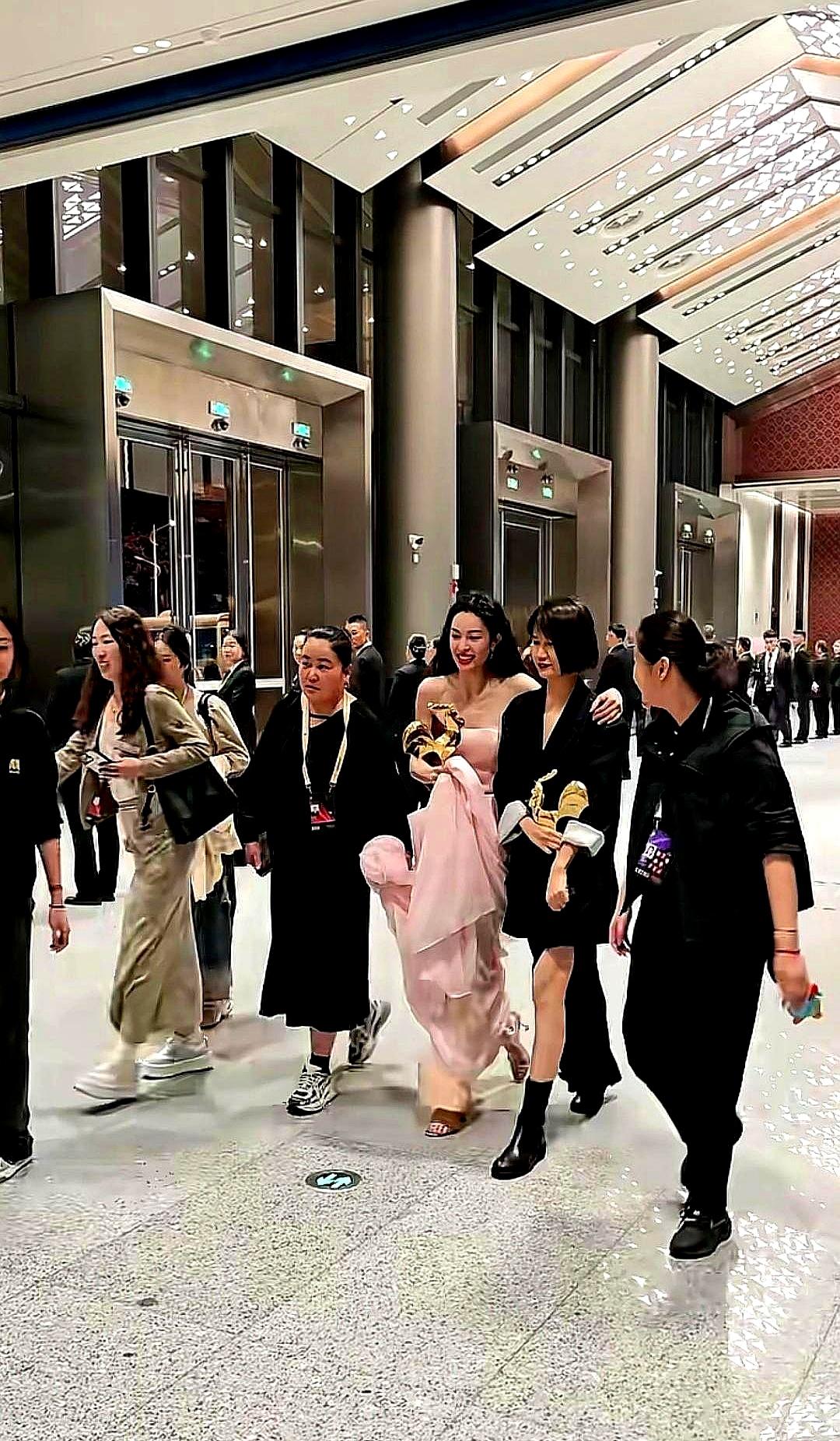 钟楚曦把“我要红”写在脸上，却没人嫌她油腻。
 

她转头就能用三秒落泪给你验货