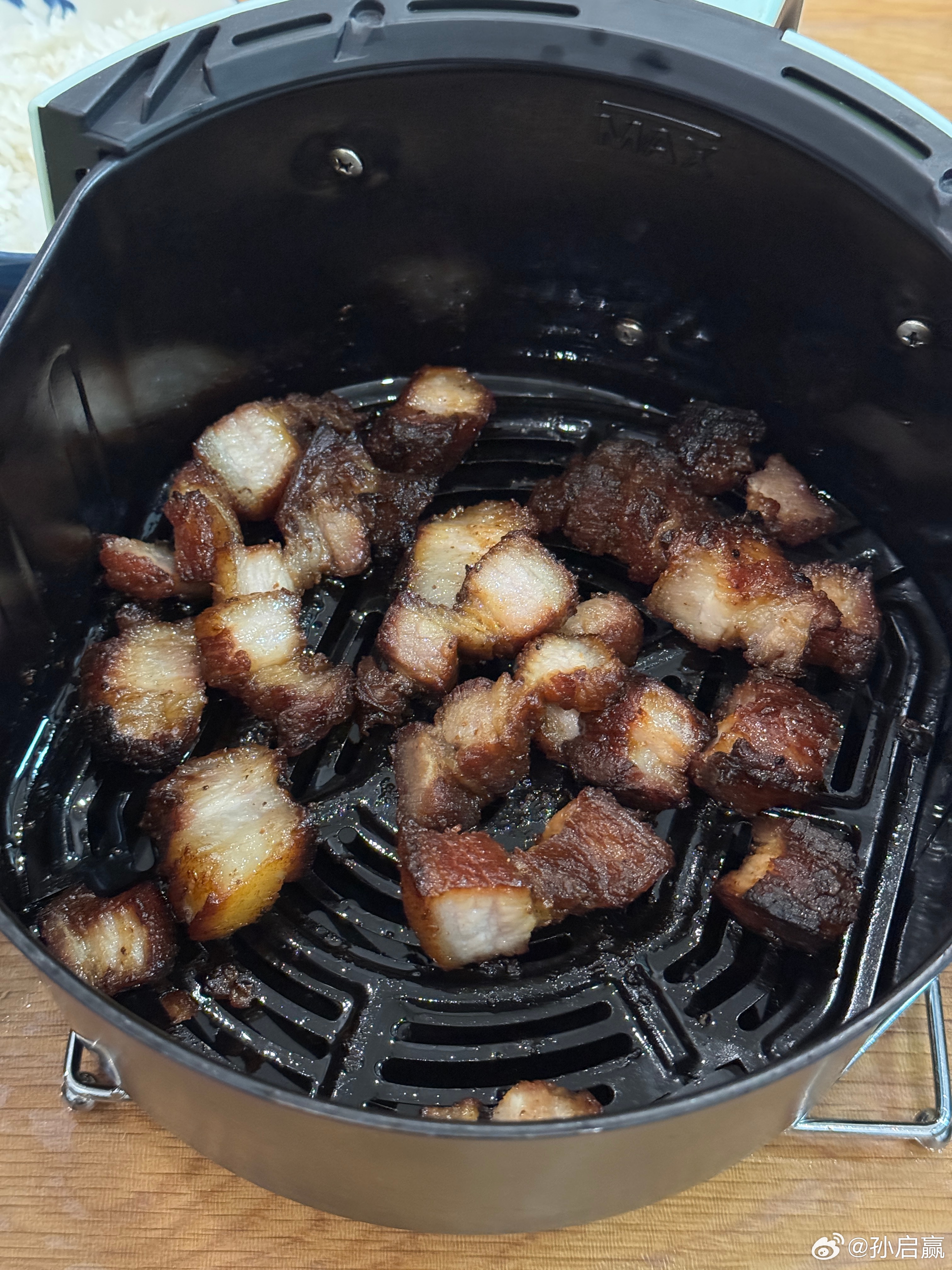 网上买了包黑金叉烧，扔到空气炸锅里20分钟。出来后香气扑鼻，口感和味道简直跟炳胜