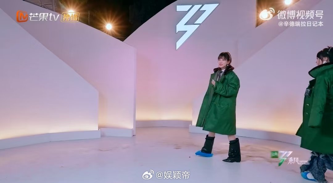 李艺彤被月亮姐姐亲后暗爽乘风2025李艺彤被月亮姐姐亲完，那表情绝了，眼睛瞪得圆