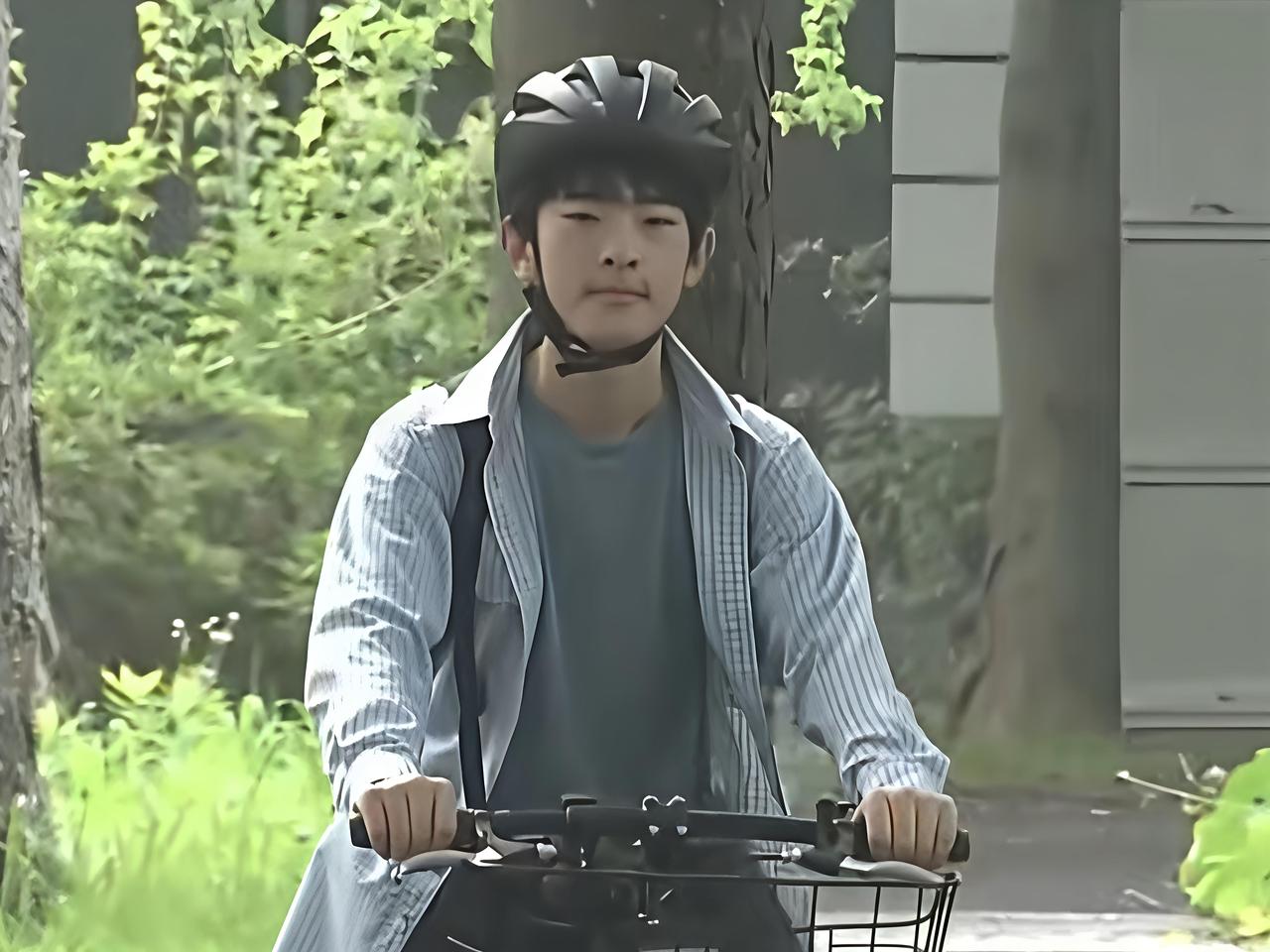 我咋看在筑波大学校园内骑车还带着个头盔的悠仁咋像守村人
我妈说这就不错了，他们家