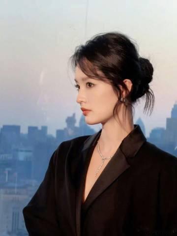 李沁幻视千金归来想看李沁再演一部都市剧 李沁不仅外表养眼，她的演技也非常扎实，期