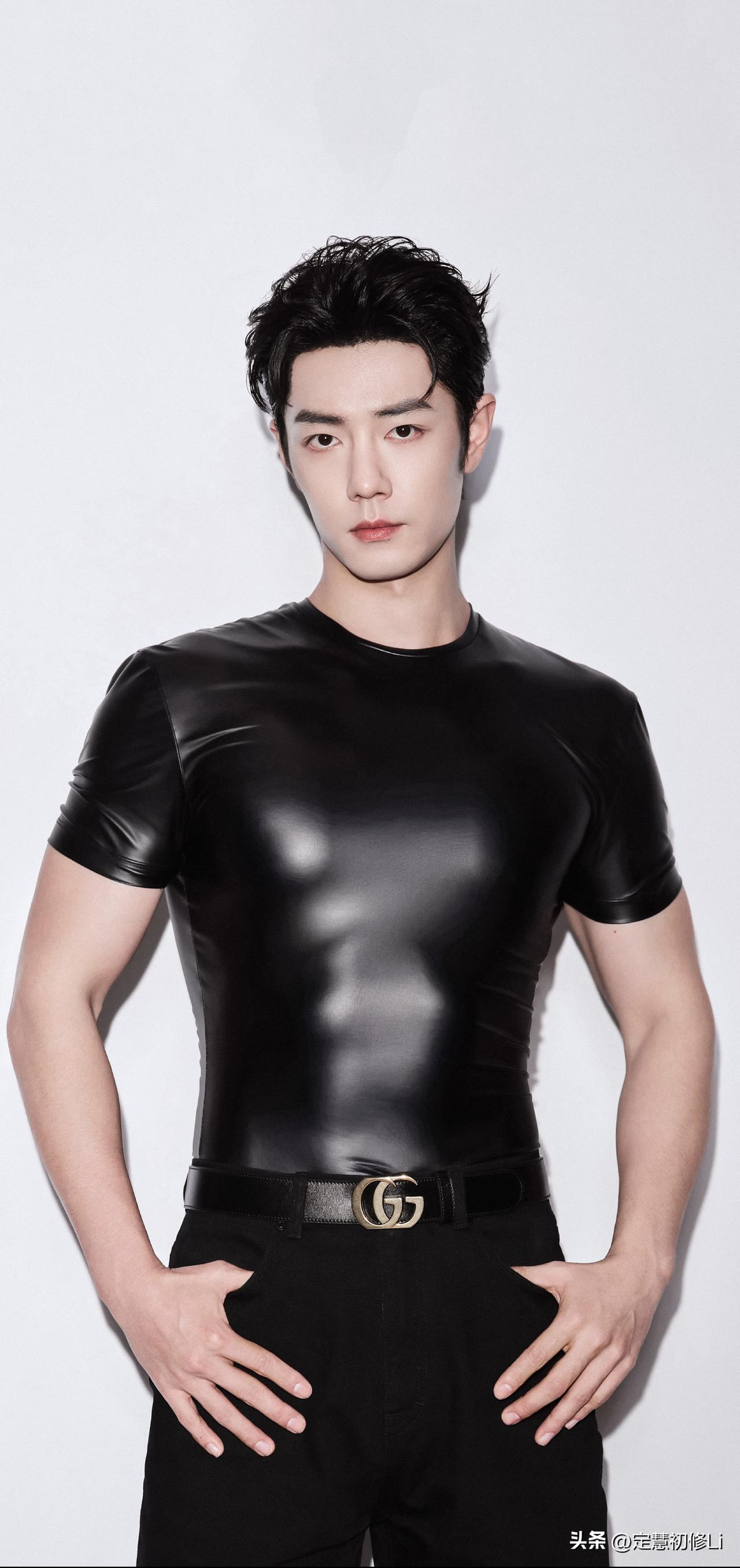 肖战完胜图二的模特儿，对于中国人的审美，肖战这种薄肌小骨架大长腿才更显漂亮，不油