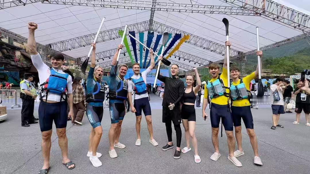 广东人把漂流玩成了天花板14国80队漂流对决堪比水上F1广东凭漂流火遍全球，多国