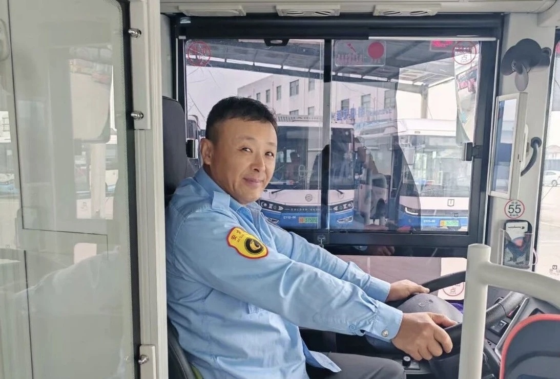 路遇民房起火宁波慈溪公交司机暖心相助 近日，宁波慈溪，113路公交司机陈孟启行驶