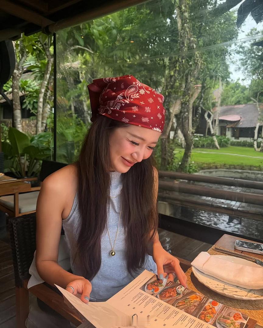 泰星Nine和女时尚博主打卡同一家餐厅！正是之前网传的女友，没想到藏这么久还是暴