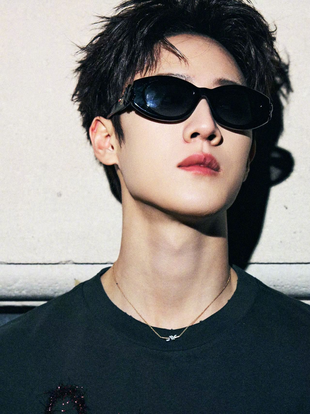 李昀锐  巴黎夜色迷离，皮衣配Acne Studios印花T恤，佩戴Tiffan