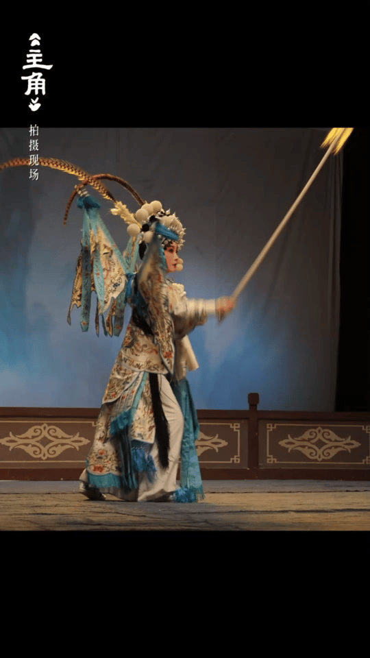 秦海璐耍花枪连转五圈 她转圈的时候珠翠都没晃，手上花枪翻得跟真练过一样。 