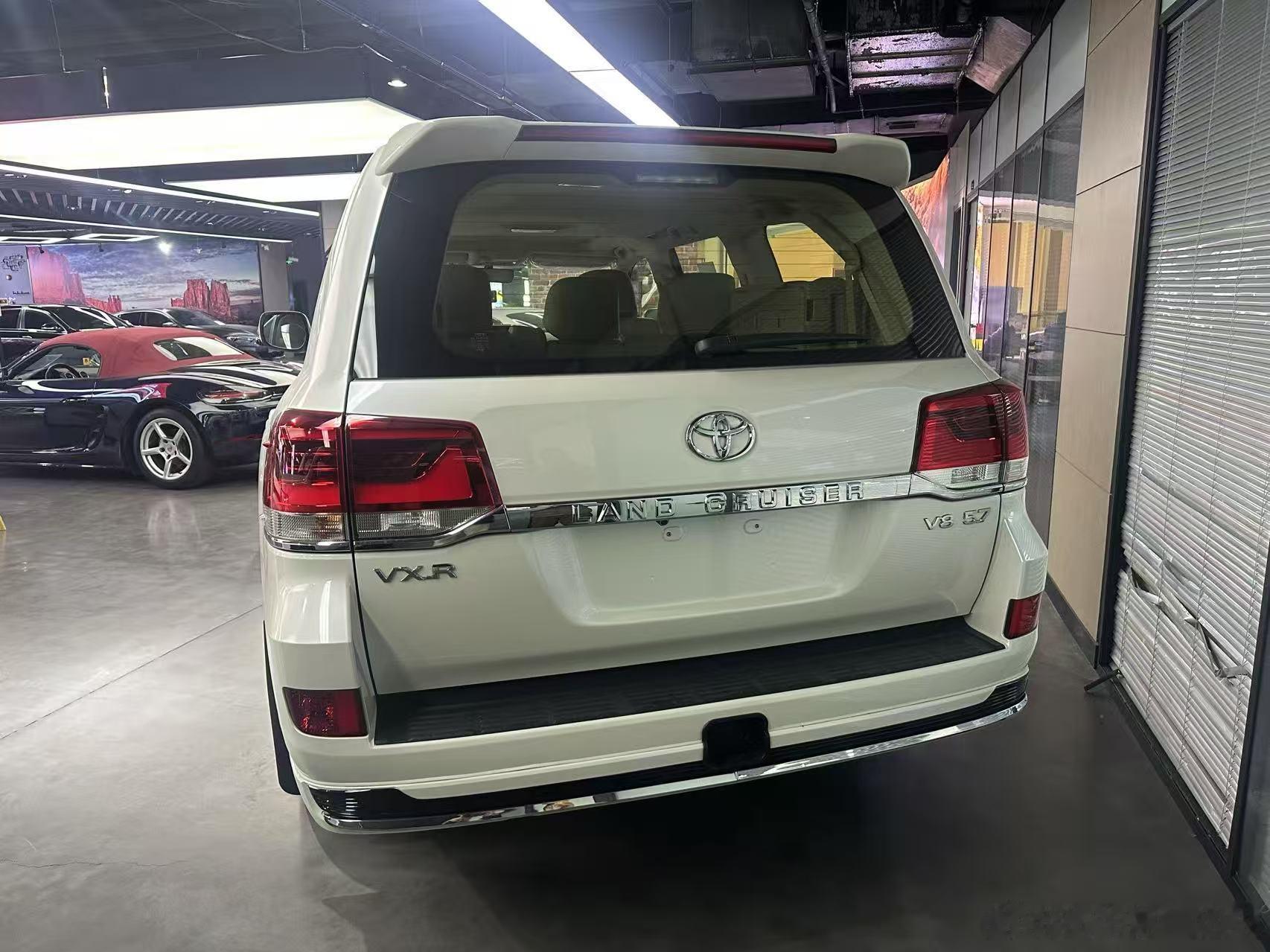 丰田酷路泽 5700 求伯乐、24年3月45公里，国六5.7L 大V8自吸，真皮