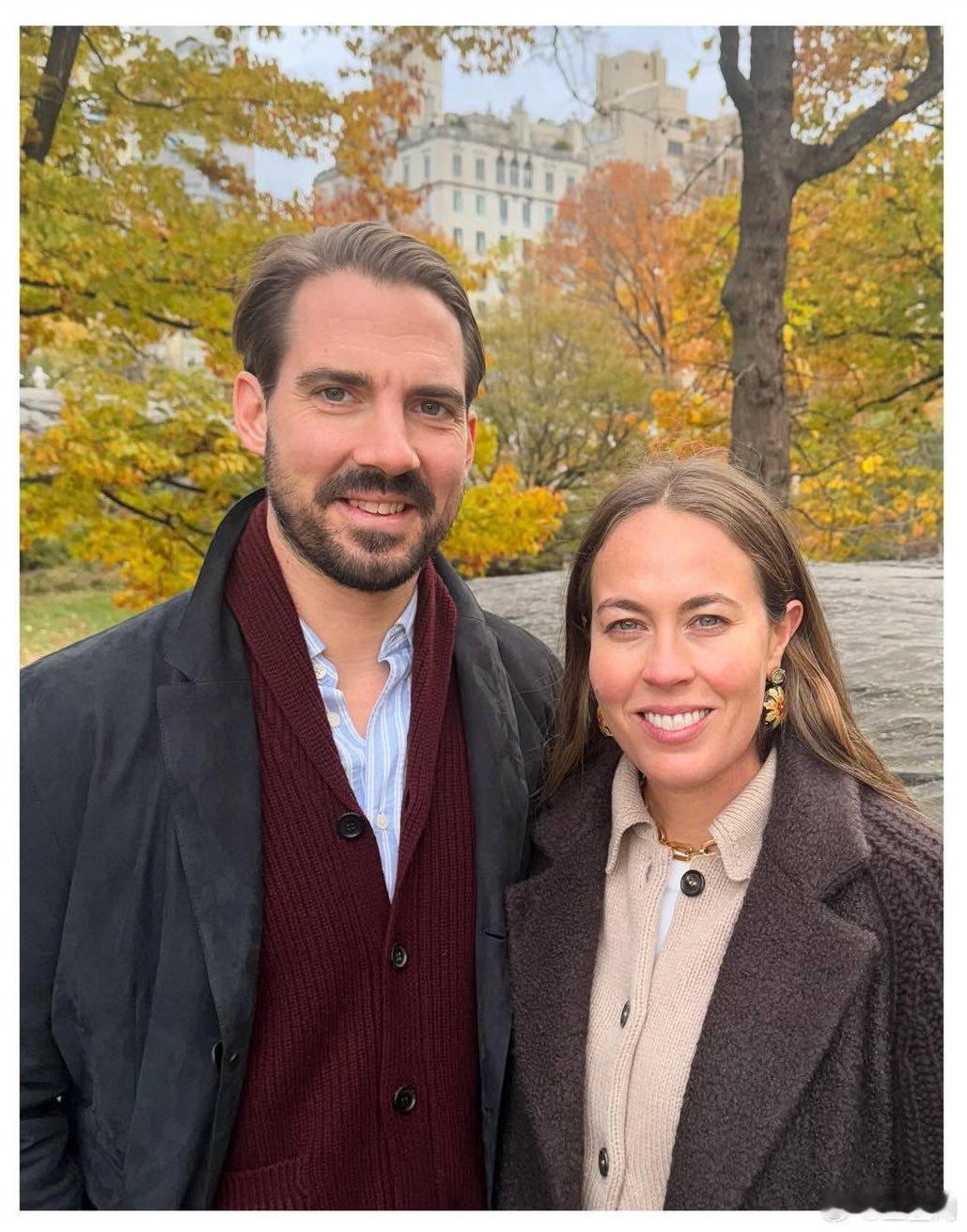 希腊王室 希腊王子菲利普和王妃妮娜的2025年度圣诞卡，俩人还不准备要娃，妮娜王