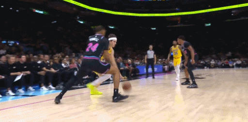 不老传说！老詹内切失衡出手打成2+1！
在今天NBA常规赛湖人对阵热火的第二节比