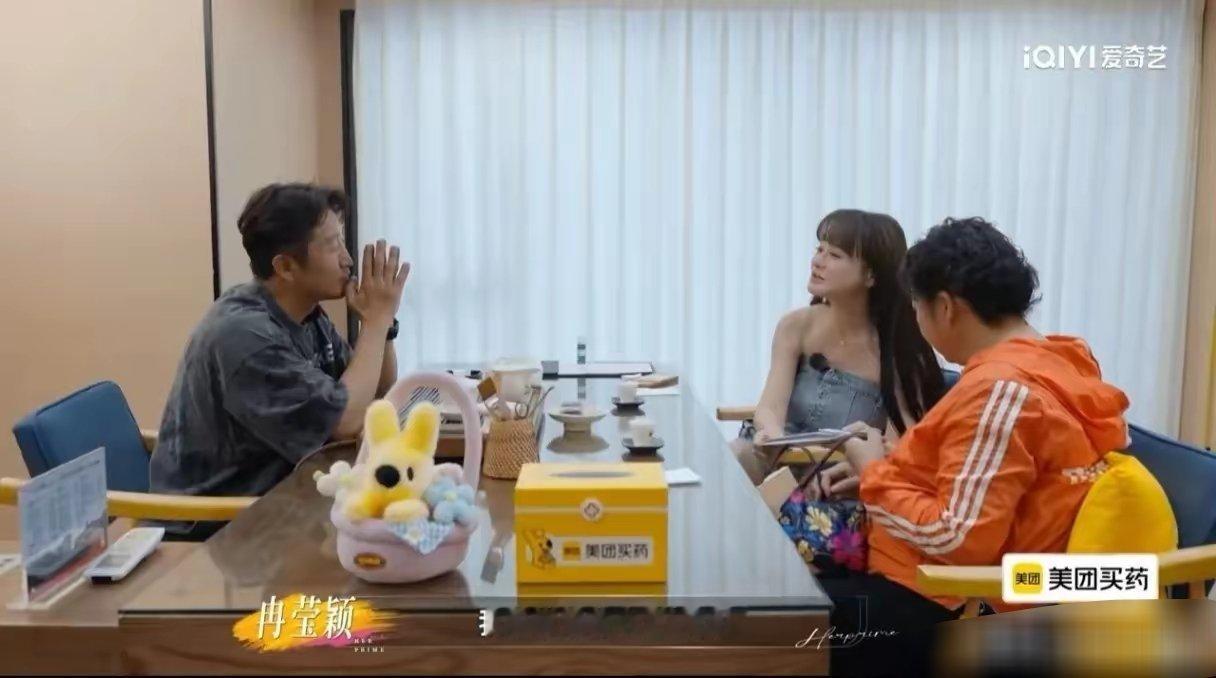 冉莹颖给爸爸三婚妻子塞钱！冉莹颖的父亲在断联四十多年后，因身患肠癌向她发出了临终