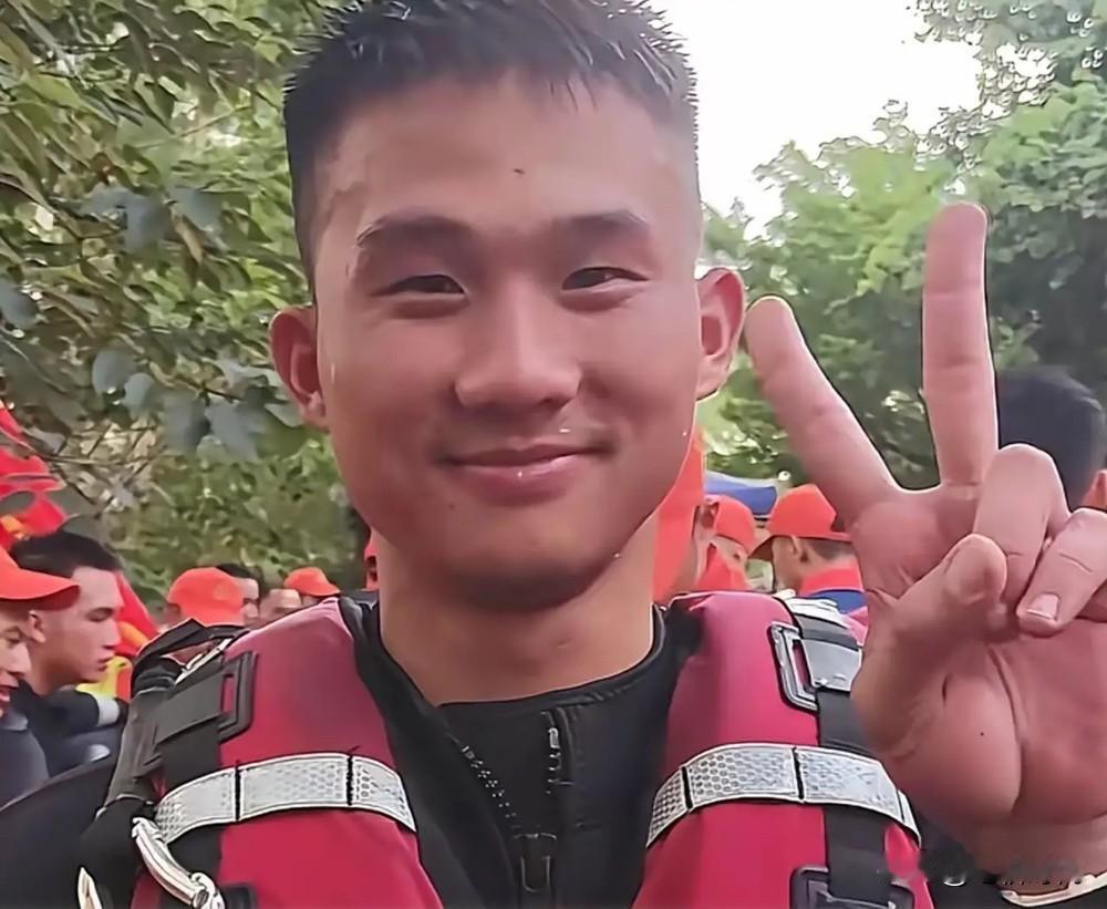 个个泪奔！雨中坐地吃饭消防兵才26岁，雨水混着饭往下咽，抹把脸三两口扒完转身又继
