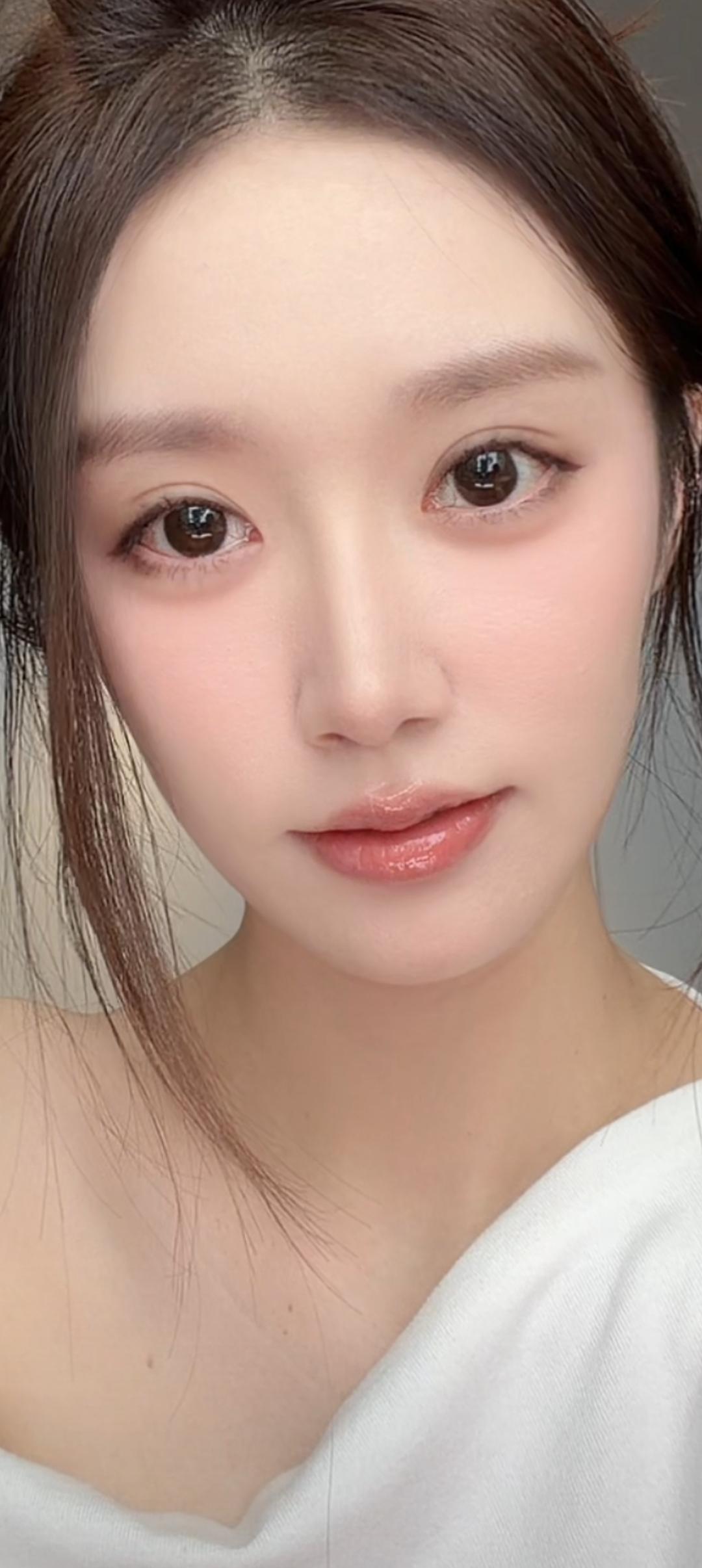 这姑娘皮肤真白，看着好舒服！