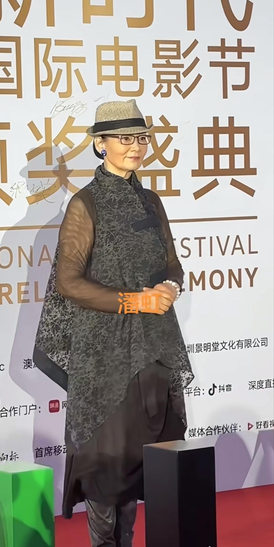 潘虹，这身行头看着很有江湖风。