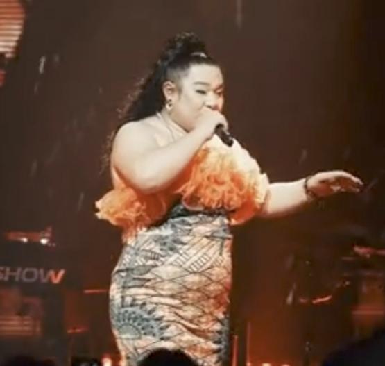 舞台上的魅力女王，自信地演绎每一首歌！🎤✨