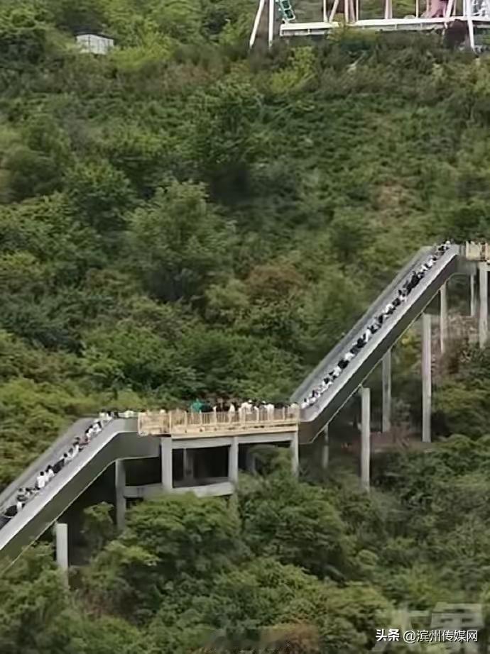 不知道是真的有人质疑还是故意炒作话题，景区装电梯本来就是正常的，适合普通人的需要