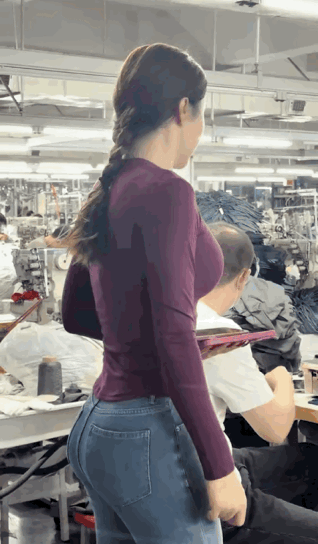 瞧这气质拿捏的，不是老板就是老板娘，高低也得是个车间负责人吧！