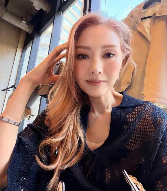 李嘉欣“冻龄”粉发，和许晋亨甜蜜合影
到底是曾经香港所有贵妇人的“情敌”啊，颜值