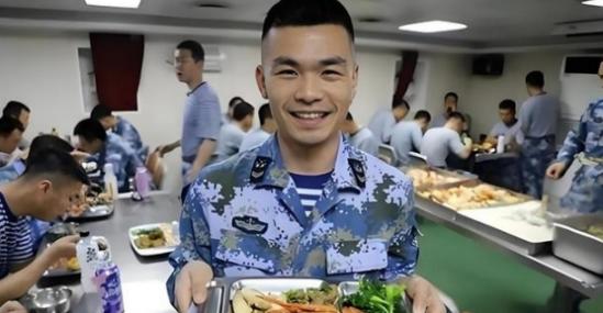 航母有多难养？山东舰编制几千人，食堂一天做七顿饭，顿顿都很丰盛，光是每天伙食费高