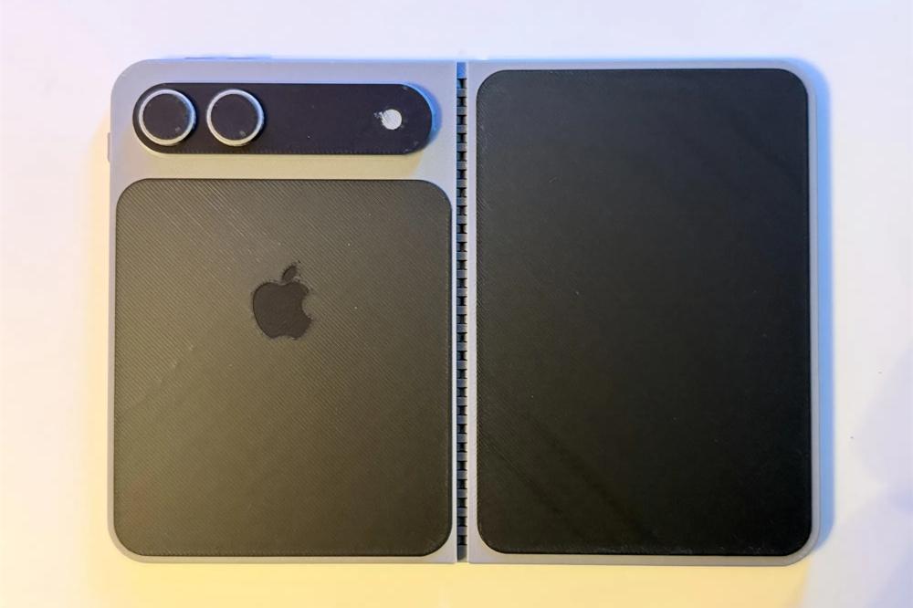 【iPhone Fold铰链由液态金属打造】近日有消息称，苹果首款折叠屏iPho