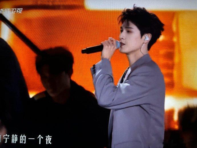 爱豆李昀锐杀回来了 看来大家都被这样的他，完全吸引住了，这也太过于帅气了吧。李昀