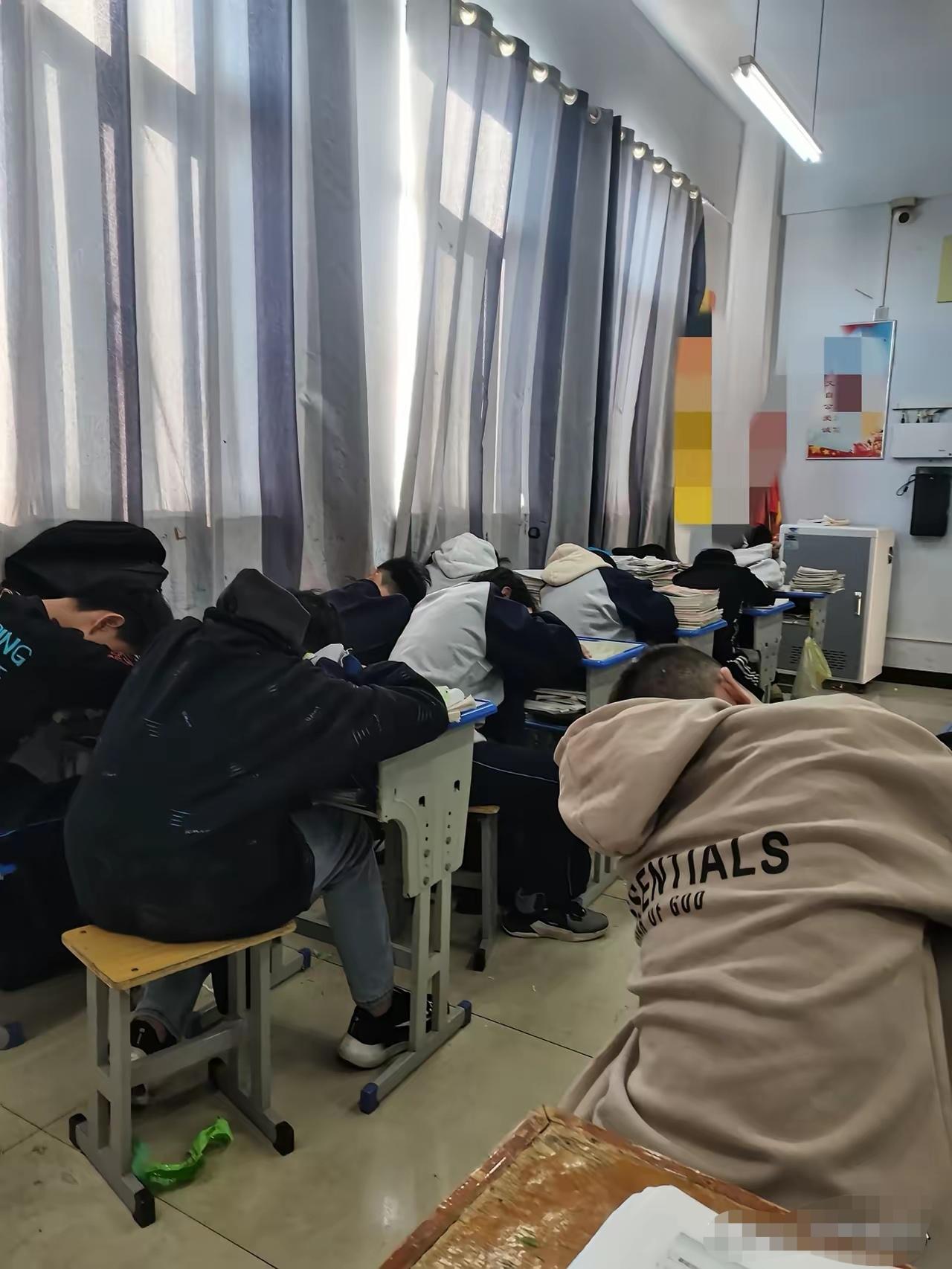 这才是最真实的课堂
不排除重点学校有好课，但普通学校的课堂快普及到这个程度了。那