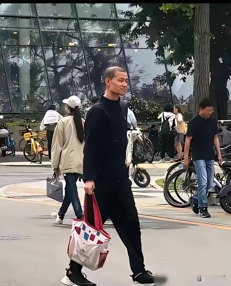 北大那个拎矿泉水瓶的扫地僧，彻底变了。
2026年5月，有人在北大拍到了韦东奕。